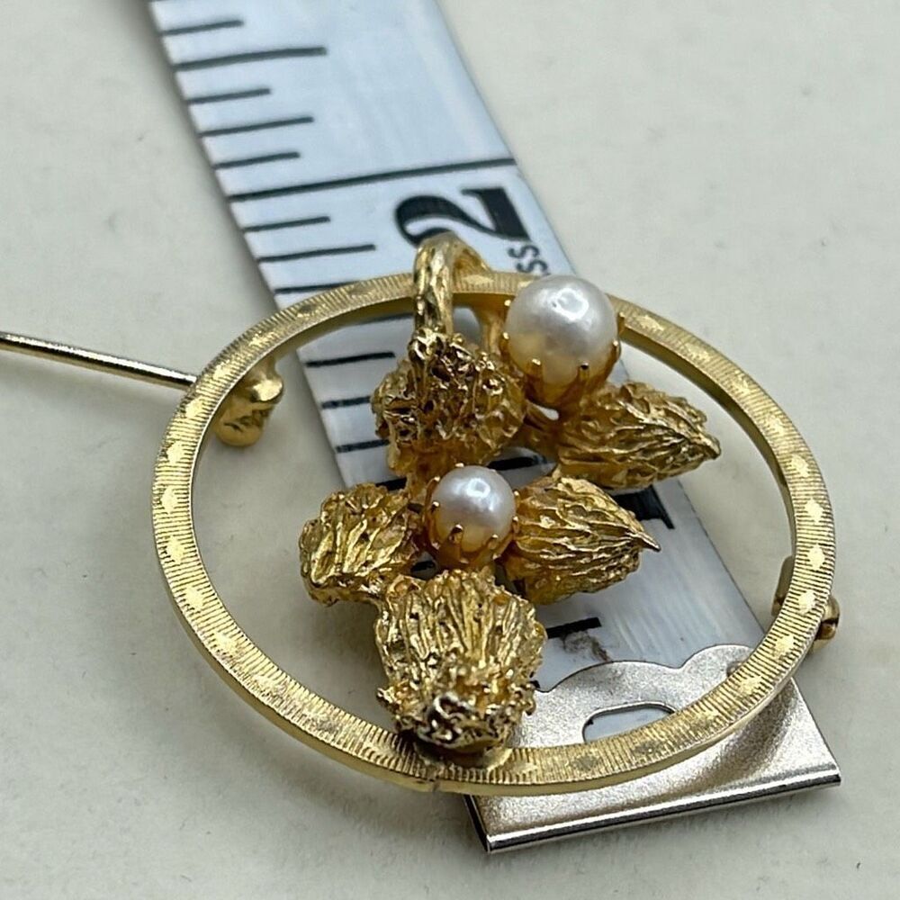 Vintage gold flower bud pearl circular brooch - Picture 7 of 8